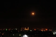 Tên lửa đất đối không được nhìn thấy trên bầu trời thủ đô Damascus khi hệ thống phòng không Syria đáp trả các cuộc oanh tạc của Mỹ ngày 14/4. (Nguồn: THX/ TTXVN)