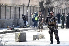 Lực lượng an ninh Afghanistan gác tại hiện trường một vụ đánh bom. (Nguồn: EPA)