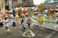 Không gian trình diễn nghề truyền thống Huế được tổ chức tại Đại Nội Huế. (Ảnh: Hoàng Hùng/TTXVN)