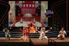 Nghệ sỹ Nhà hát Nghệ thuật Hát bội Thành phố Hồ Chí Minh diễn trích đoạn vở Song nữ loạn Viên Môn. (Ảnh: Phương Vy/TTXVN)