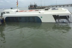 Hiện trường chiếc tàu cao tốc bị chìm ở bến Tắc Suất, huyện Cần Giờ. (Ảnh: Linh Sơn/TTXVN)