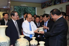 Thủ tướng Nguyễn Xuân Phúc đến thăm Công ty cổ phần gốm Chu Đậu. (Ảnh: Thống Nhất/TTXVN)