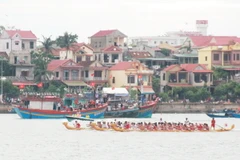 Các thuyền đua thi đấu. (Ảnh: Võ Dung/TTXVN)