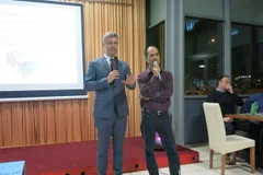 Nghị sỹ Szatmáry Kristóf, ứng viên Đại biểu quốc hội trrong kỳ bầu cử tới trao đổi với bà con Việt Nam. (Nguồn: Vietnam+)