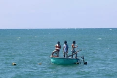 Ngư dân tháo dỡ bẫy tôm hùm trên vùng biển Phan Thiết. (Ảnh: Nguyễn Thanh/TTXVN)