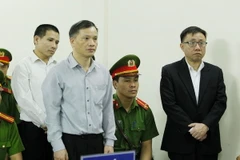 Các bị cáo: Nguyễn Văn Đài (giữa), Nguyễn Bắc Truyển (phải) và Nguyễn Trung Tôn tại phiên tòa. (Ảnh: TTXVN)