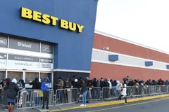 Khách hàng xếp hàng dài chờ mua sắm bên ngoài cửa hiệu ở Norwalk Connecticut, Mỹ. (Nguồn: AFP/TTXVN)