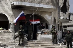 Binh sỹ Chính phủ Syria gác tại một chốt quân sự ở Jobar, khu vực lân cận Đông Ghouta sau khi giành quyền kiểm soát khu vực này từ phiến quân, ngày 1/4. (Nguồn: THX/TTXVN)