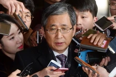 Ông Cho Won-dong (giữa) tại tòa án ở thủ đô Seoul ngày 17/11/2017. (Nguồn: EPA/TTXVN)