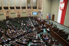 Ngoại trưởng Ba Lan Jacek Czaputowicz (phải) phát biểu tại phiên họp Hạ viện ở Warsaw ngày 21/3. (Nguồn: AFP/TTXVN)