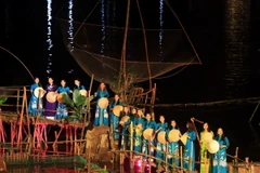 Chương trình nghệ thuật "Âm vọng sông Hương" với hiệu ứng âm thanh, ánh sáng hấp dẫn du khách. (Ảnh: Hoàng Hùng/TTXVN)