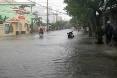 Các tuyến đường trên địa bàn thành phố Tuy Hòa bị ngập úng cục bộ. (Ảnh: Xuân Triệu/TTXVN)