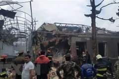 Nhà cửa bị phá hủy sau vụ phóng rocket và nã pháo của các lực lượng Armenia tại Ganja, Azerbaijan. (Ảnh: AFP/TTXVN)