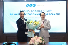 Chủ tịch Tập đoàn FLC Trịnh Văn Quyết tặng hoa chúc mừng Tân Phó Tổng giám đốc. (Nguồn: FLC)