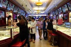 Giao dịch vàng tại doanh nghiệp. (Ảnh: PV/Vietnam+)