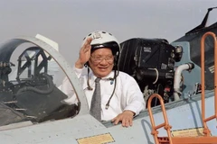 Chủ tịch nước Lê Đức Anh lên buồng lái máy bay chiến đấu Su-27 trong chuyến thăm Trung đoàn Không quân 937, Quân chủng Không quân Việt Nam (1/5/1996). (Ảnh: Cao Phong/TTXVN)
