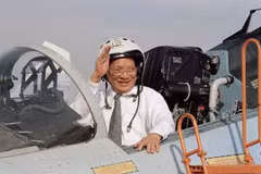 Chủ tịch nước Lê Đức Anh lên buồng lái máy bay chiến đấu Su-27 trong chuyến thăm Trung đoàn Không quân 937, Quân chủng Không quân Việt Nam (1/5/1996). (Ảnh: Cao Phong/TTXVN)