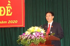 Tân Chủ tịch Ủy ban Nhân dân tỉnh Đắk Nông phát biểu tại kỳ họp. (Ảnh: Ngọc Minh/TTXVN)