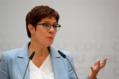 Bộ trưởng Quốc phòng Đức Annegret Kramp-Karrenbauer phát biểu tại một cuộc họp báo ở Berlin. (Ảnh: AFP/TTXVN)
