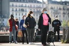 Người dân đeo khẩu trang phòng dịch COVID-19 tại Geneva, Thụy Sĩ. (Ảnh: AFP/TTXVN)