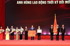 Chủ tịch Quốc hội Nguyễn Thị Kim Ngân trao danh hiệu Anh hùng Lao động thời kỳ đổi mới cho Quỹ Bảo trợ trẻ em Việt Nam. (Ảnh: Trọng Đức/TTXVN)