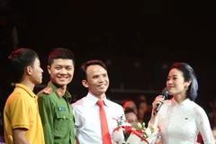 Thầy giáo Hoàng Đức Mạnh - Trường THCS Lê Thanh ( huyện Mỹ Đức, Hà Nội) (thứ 2 từ phải sang) giao lưu với các học trò tại chương trình. (Ảnh: Hoàng Hiếu/TTXVN)