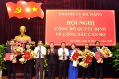 Lãnh đạo Thành ủy Đà Nẵng trao Quyết định và tặng hoa chúc mừng các Ủy viên Ban Thường vụ Thành ủy nhận nhiệm vụ mới. (Ảnh: Trần Lê Lâm/TTXVN)