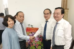 Ông Nguyễn Thiện Nhân thăm, chúc mừng Nhà giáo ưu tú-Phó Giáo sư-Tiến sỹ Lê Bảo Lâm. (Nguồn: hcmcpv.org.vn)