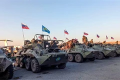 Xe quân sự thuộc Lực lượng giữ gìn hòa bình Nga di chuyển tới Yerevan, Armenia ngày 12/11. (Ảnh: AFP/TTXVN)