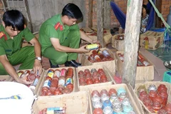 Lực lượng chức năng kiểm đếm số tang vật thu giữ. (Ảnh: TTXVN phát)