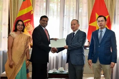 Đại sứ Sri Lanka tại Việt Nam Prasanna Gamage trao tượng trưng số tiền ủng hộ nhân dân miền Trung chịu thiệt hại bởi bão lũ. (Ảnh: TTXVN phát)