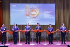 Trưởng Ban Tuyên giáo Trung ương Võ Văn Thưởng, Chủ tịch Ủy ban Trung ương Mặt trận Tổ quốc Việt Nam Trần Thanh Mẫn và các đại biểu cắt băng khai mạc trưng bày chuyên đề. (Ảnh: Doãn Tấn/TTXVN)