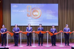 Trưởng Ban Tuyên giáo Trung ương Võ Văn Thưởng, Chủ tịch Ủy ban Trung ương Mặt trận Tổ quốc Việt Nam Trần Thanh Mẫn và các đại biểu cắt băng khai mạc trưng bày chuyên đề. (Ảnh: Doãn Tấn/TTXVN)