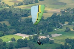 Ngày 28/11, tại khu vực hồ Soài Chek, thuộc ấp Tô Hạ, xã Núi Tô, UBND huyện Tri Tôn (An Giang) phối hợp với Hội Dù lượn thành phố Hà Nội tổ chức chương trình biểu diễn dù lượn với chủ đề Bay trên Phụng Hoàng Sơn. (Ảnh: Công Mạo/TTXVN)