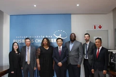 Đoàn Xúc tiến thương mại Đại sứ quán Việt Nam và Ban lãnh đạo Phòng Thương mại Nelson Mandela Bay tại buổi làm việc ngày 23/11. (Ảnh: Đình Lượng/TTXVN)