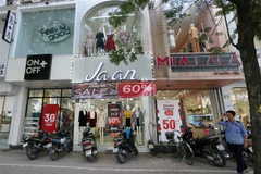 Các cửa hàng giảm giá từ 30-60% trên phố Chùa Bộc. (Ảnh: Hoàng Hiếu/TTXVN)