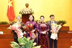 Chủ tịch Quốc hội Nguyễn Thị Kim Ngân tặng hoa chúc mừng Bộ trưởng Bộ Y tế, Bộ trưởng Bộ Khoa học và Công nghệ và Thống đốc Ngân hàng Nhà nước Việt Nam vừa được Quốc hội phê chuẩn. (Ảnh: Trọng Đức/TTXVN)