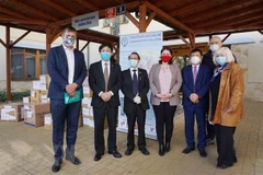 Đại diện cộng đồng người Việt tại Cộng hòa Séc trao tặng hàng hỗ trợ phòng, chống dịch tại Viện dưỡng lão ở Quận Prague 5. (Ảnh: Hồng Kỳ/TTXVN)