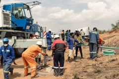 Lực lượng cứu hộ tiến hành giải cứu người mắc kẹt. (Nguồn: rte.ie)