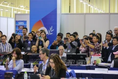 Khoảng 20h55, chiếc AirForce One chở Tổng thống Hoa Kỳ đáp xuống sân bay Nội Bài đã thu hút sự chú ý theo dõi của rất nhiều phóng viên đang tác nghiệp tại Trung tâm Báo chí Quốc tế. (Ảnh: Minh Sơn/Vietnam+)