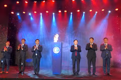 Các lãnh đạo Viettel thực hiện nghi thức khánh thành Tổng công ty Công nghiệp Công nghệ cao Viettel. (Ảnh: Minh Sơn/Vietnam+)