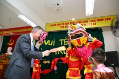 Chiều 4/9, Đại sứ Mỹ tại Việt Nam Daniel Kritenbrink đã tới thăm Trung tâm Sao Mai – Trung tâm chuyên tư vấn phát hiện sớm và chăm sóc trẻ em khuyết tật trí tuệ và tự kỷ tại Hà Nội. (Ảnh: Minh Sơn/Vietnam+)