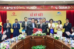 Vingroup và Viettel ký kết hợp tác nhằm khai thác và phát huy thế mạnh, tiềm năng cũng như hỗ trợ nhau cùng mở rộng và phát triển các lĩnh vực hoạt động. (Ảnh: PV/Vietnam+)