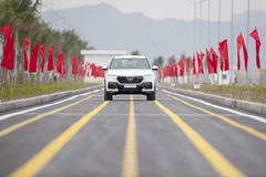 Ngày 6/3, tại Hải Phòng, chiếc xe VinFast Lux SA2.0 đầu tiên đã lăn bánh khỏi dây chuyền lắp ráp, đánh dấu thành công của chu trình sản xuất thử nghiệm dòng ôtô thương mại 'made in Vietnam'. (Ảnh: Tuấn Hải)