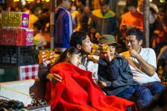 Theo thông báo của Ban tổ chức lễ hội Khai ấn Đền Trần, phải đến nửa đêm 18/2, du khách thập phương mới được vào phủ để xin ấn. Hàng nghìn người đã tập trung trước khu vực quảng trường lớn, vạ vật đợi đến giờ thiêng. (Ảnh: PV/Vietnam+)
