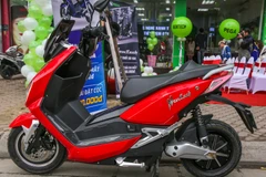 Vẫn với thế mạnh là giá rẻ, Pega NewTech muốn nhắm tới giới trẻ bằng hình thức hầm hố như xe tay ga, đặc biệt là dạng Scooter Touring. (Ảnh: Minh Sơn/Vietnam+)
