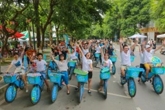 Sáng 23/6, các cư dân tại khu đô thị Ecopark chính thức khởi động chiến dịch Zero Waste - kêu gọi mọi người chung tay xây dựng một khu đô thị 'không rác thải'. (Ảnh: Minh Sơn/Vietnam+)