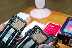 Cận cảnh 'nội thất' bên trong hai chiếc máy VSmart Live và Meizu 16Xs. (Ảnh chụp màn hình)