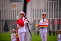 Lễ treo cờ rủ dưới mưa trong ngày Quốc tang Đại tướng Lê Đức Anh