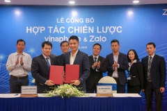 Phó Tổng Giám đốc VinaPhone Vũ Trường Giang và ông Vương Quang Khải, Phó Tổng Giám đốc thường trực Zalo ký kết thỏa thuận hợp tác. (Ảnh: Minh Sơn/ Vietnam+)
